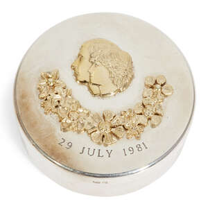 
	
		A Stuart Devlin small silver trinket box, London, c.1981, the round box designed with...