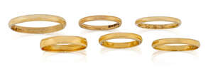 Six gold band rings, including two hallmarked 22ct gold, 6.5g; one 9ct gold band, 1.7g; two gold bands dated 1924; and a large gold band; total weight 15.9g (6