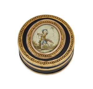 
	
		A French gold and tortoiseshell circular box, 19th century, the top inset with an oval...