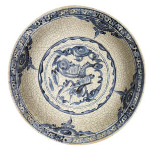 
	
		A large Chinese porcelain Zhangzhou dish, 16th century, painted in underglaze blue with a...