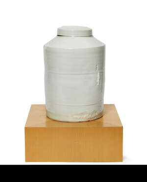 
	
		Edmund de Waal (British b.1964), a large lidded porcelain jar 
		c.1998, impressed marks...