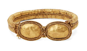 A reproduction Greek-style hollow gold bracelet with ribbed band and hinged terminals with a double plate bezel and beaded edges, 7cm diam., 24.6 grams
