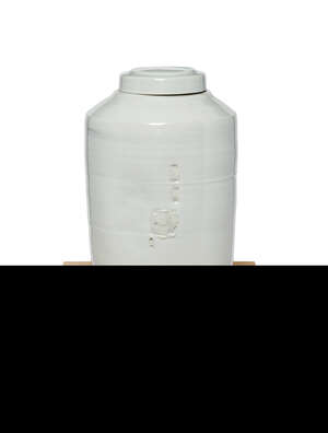 
	
		Edmund de Waal (British b.1964), a large lidded porcelain jar 
		c.1998, impressed marks...