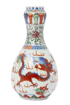 
	
		A Chinese porcelain wucai garlic-head vase, late Qing dynasty/ Republic period, decorated...