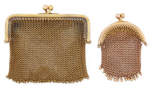 Two early 20th century gold mesh coin purses, one with rounded rectangular frame, the other with arched frame, frame widths 7.1 and 4.2cm respectively, total g