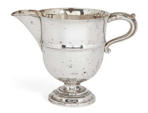 An Edwardian silver jug, London, c.1909, Charles Boyton & Son Ltd, of rounded form, with acanthus tipped handle and single band decoration to central section o