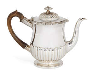 A George IV silver argyle, London, c.1822, Thomas Burwash, the half-fluted lightly baluster body with gadrooned rim to half- fluted domed lid with circular lob
