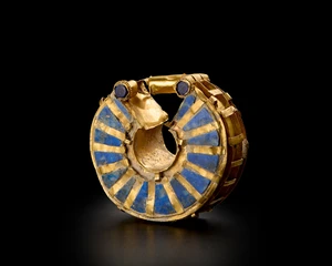 A reel-shaped gold earring,Not Ancient,&nbsp;
lapis lazuli inlaid on each side,
4.3cm diam, 1.6cm...