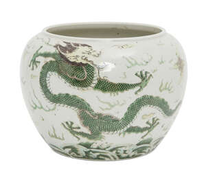 
	
		RTO A Chinese porcelain 'dragon' jardinière, 20th century, painted in famille verte...