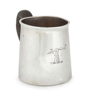 A William III silver small mug, London 1698, Thomas Parr I, of plain form, with engraved crest, the shaped wood handle with repaired patch, 8cm high, approx 6o