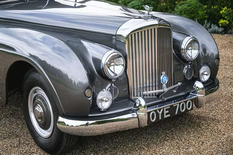 Miniature Esval 1/43 Bentley R-Type Von Abbott 1954 - Avec Jupes - Prévente