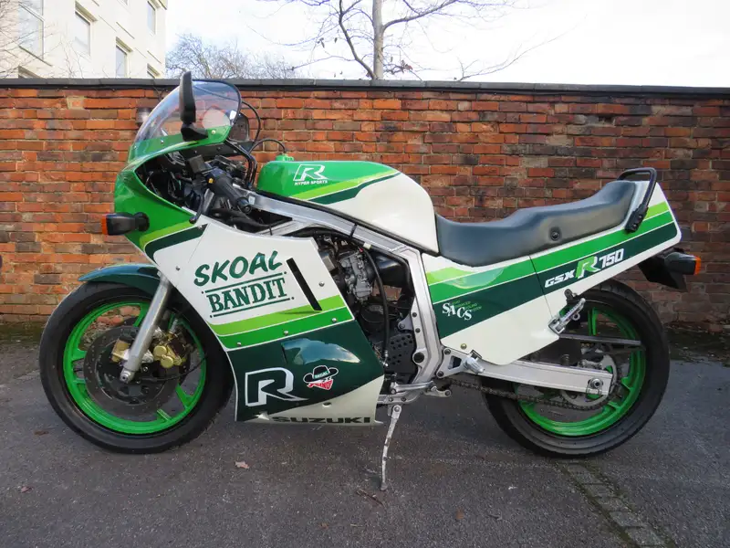 Iconic Auctioneers | 1986 Suzuki GSX R750G 'Skoal Bandit' 748cc-Sold
