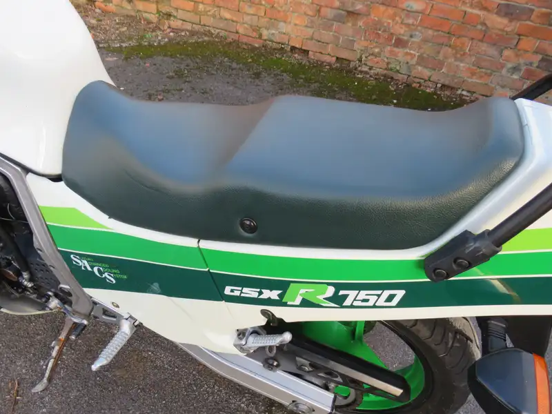 Iconic Auctioneers | 1986 Suzuki GSX R750G 'Skoal Bandit' 748cc-Sold