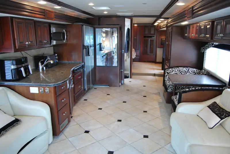 2007 Fleetwood Revolution 40 LE Full Wall Slide Out-For Sale