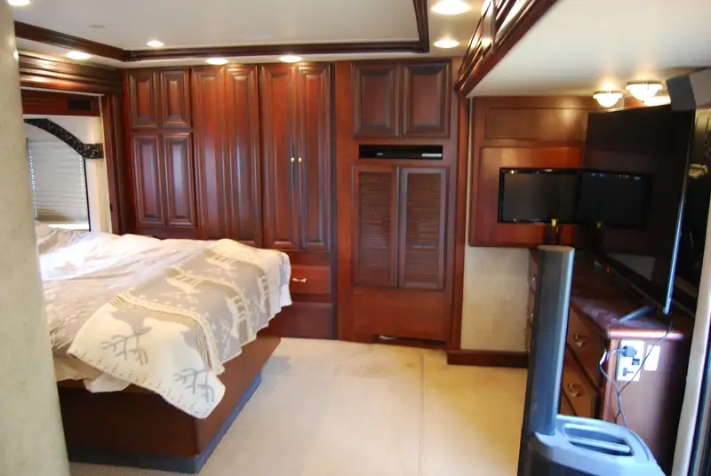 2007 Fleetwood Revolution 40 LE Full Wall Slide Out-For Sale