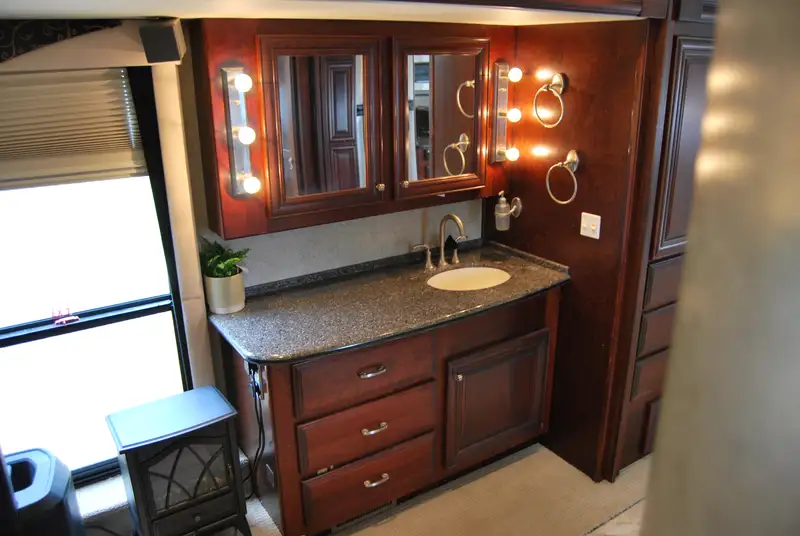 2007 Fleetwood Revolution 40 LE Full Wall Slide Out-For Sale