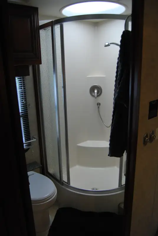 2007 Fleetwood Revolution 40 LE Full Wall Slide Out-For Sale