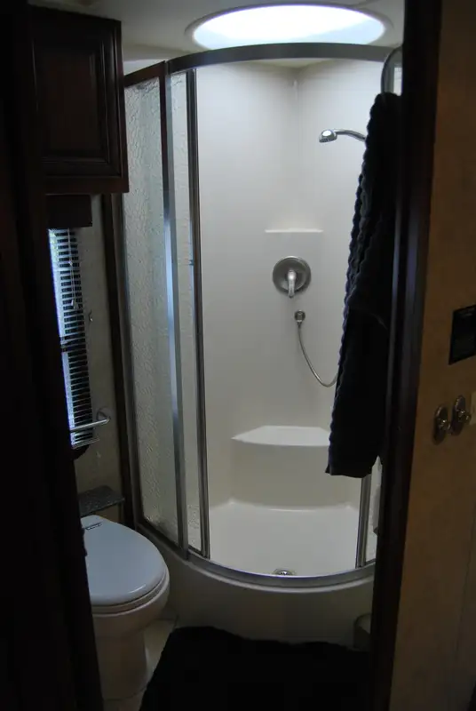 2007 Fleetwood Revolution 40 LE Full Wall Slide Out-For Sale