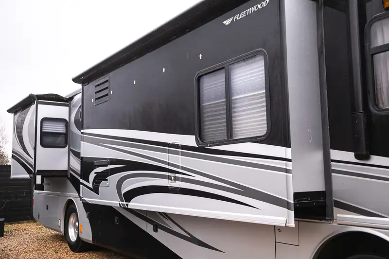 2007 Fleetwood Revolution 40 LE Full Wall Slide Out-For Sale