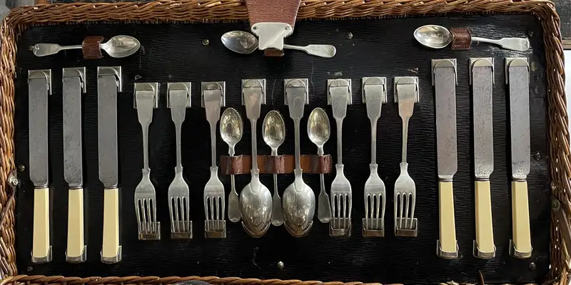 Six-Person Fold-Fronted Picnic Set from circa 1904-Sold