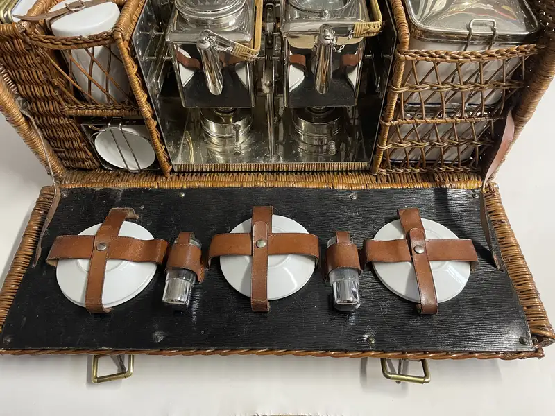 Six-Person Fold-Fronted Picnic Set from circa 1904-Sold