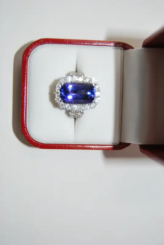 Stunning 7.75ct Tanzanite and Diamond Ring