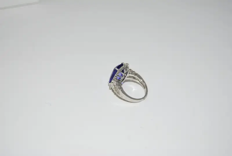 Stunning 7.75ct Tanzanite and Diamond Ring