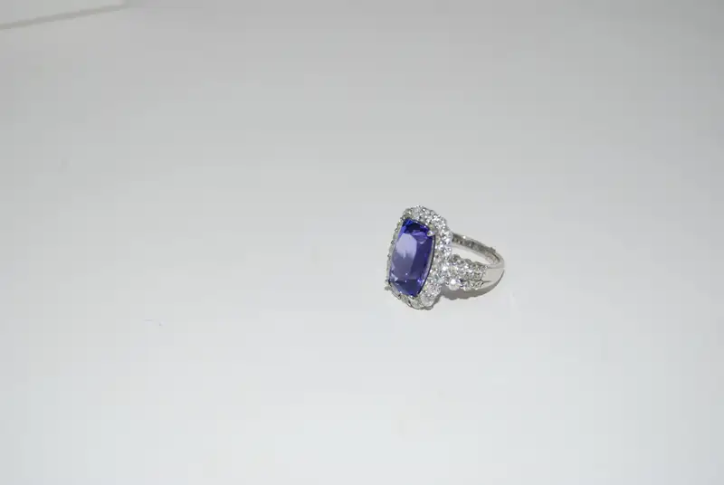 Stunning 7.75ct Tanzanite and Diamond Ring