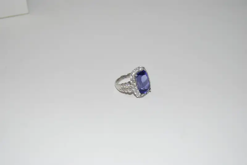 Stunning 7.75ct Tanzanite and Diamond Ring
