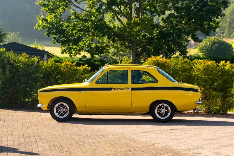 FORD ESCORT MKI 1973 MEXICO IN YELLOW BLACK STRIPES 1:18 FORD ESCORT MKI 1973 MEXICO IN YELLOW BLACK STRIPES 1:18