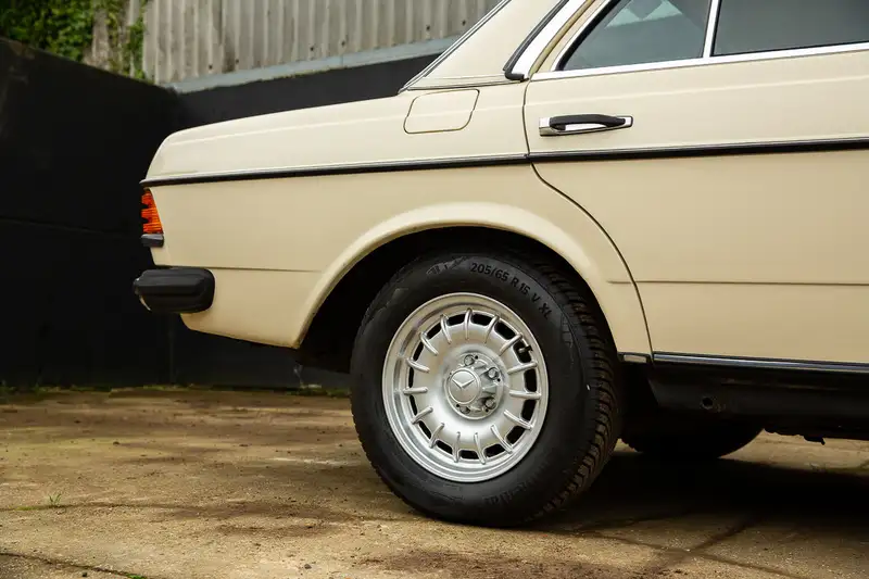1985 Mercedes-Benz 230E (W123) Saloon-Sold
