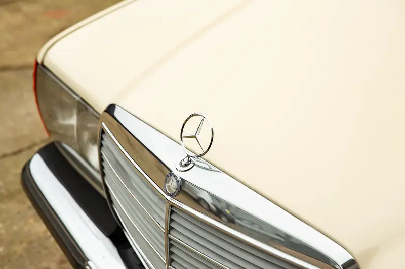 1985 Mercedes-Benz 230E (W123) Saloon-Sold