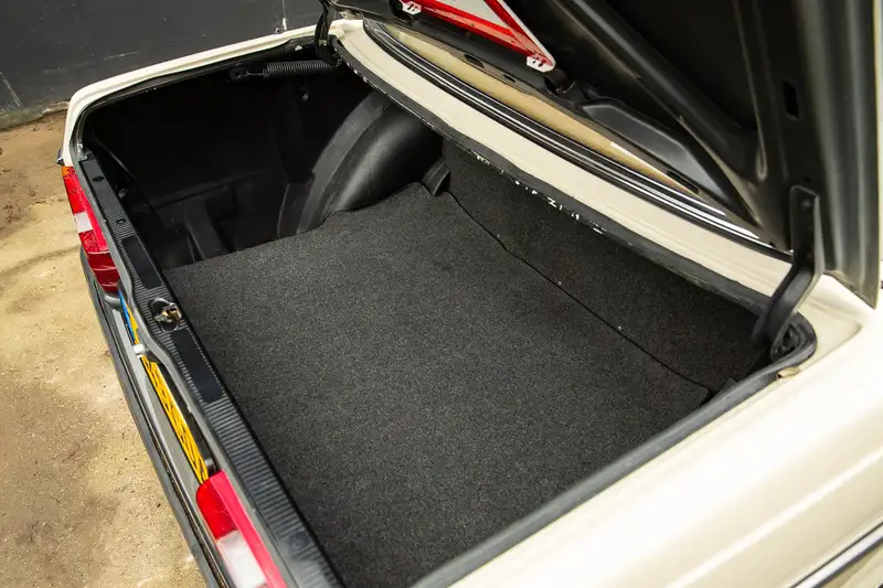 1985 Mercedes-Benz 230E (W123) Saloon-Sold