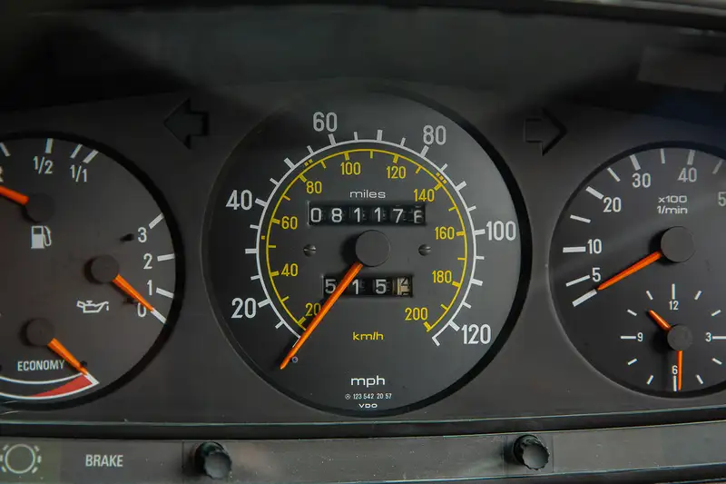 1985 Mercedes-Benz 230E (W123) Saloon-Sold