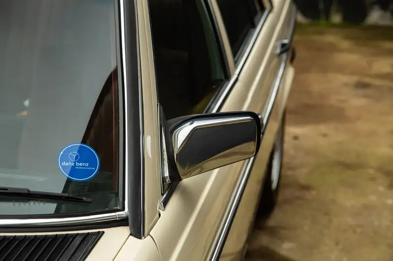 1985 Mercedes-Benz 230E (W123) Saloon-Sold