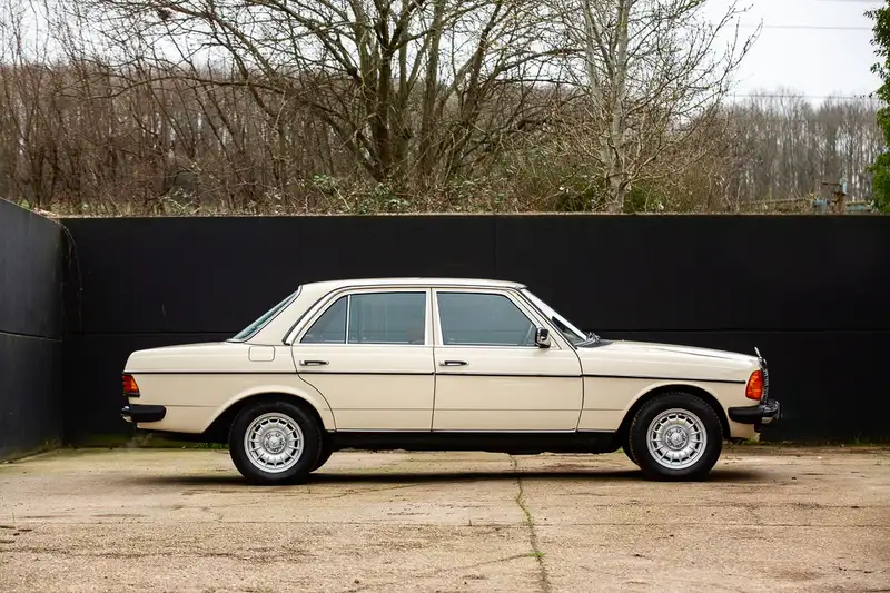 1985 Mercedes-Benz 230E (W123) Saloon-Sold