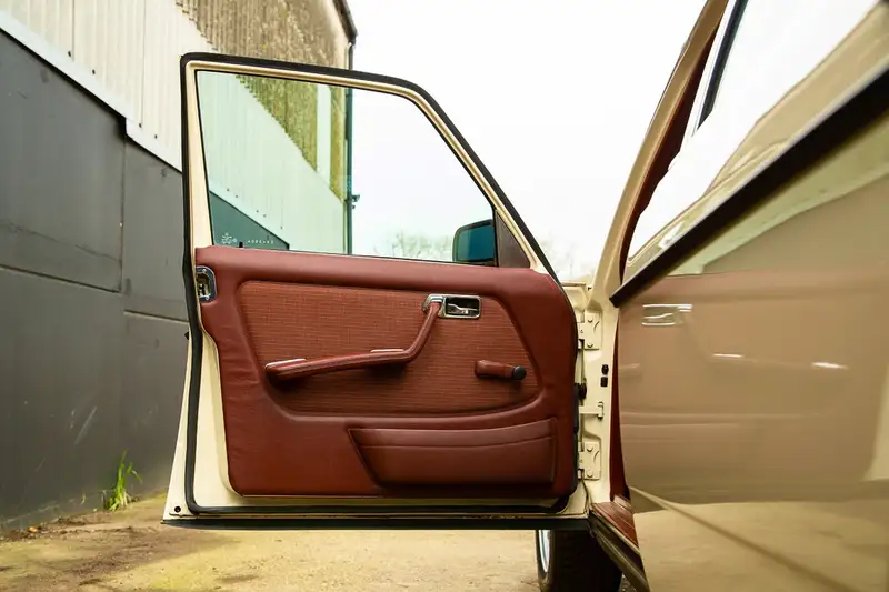 1985 Mercedes-Benz 230E (W123) Saloon-Sold