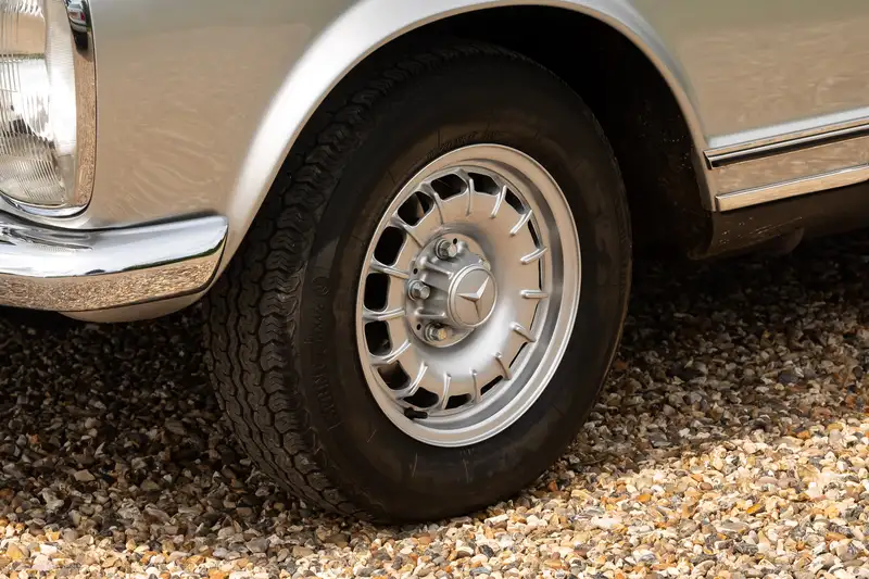 1969 Mercedes-Benz 280SL Pagoda (W113)-Sold
