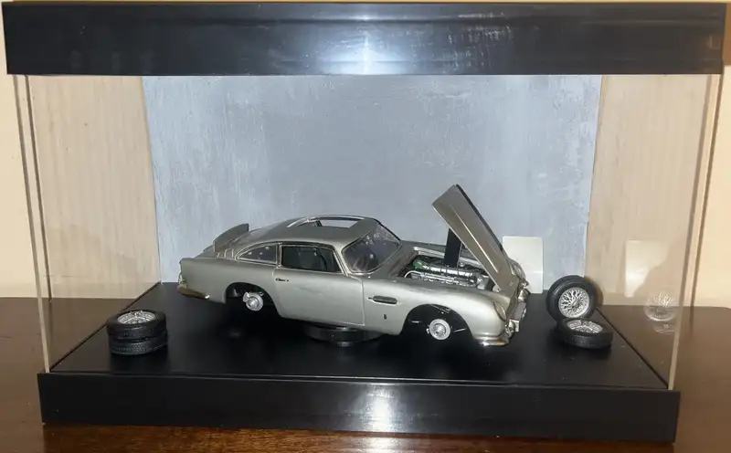 James Bond Aston Martin DB5 1/18 Diorama - Q Branch*-For Sale