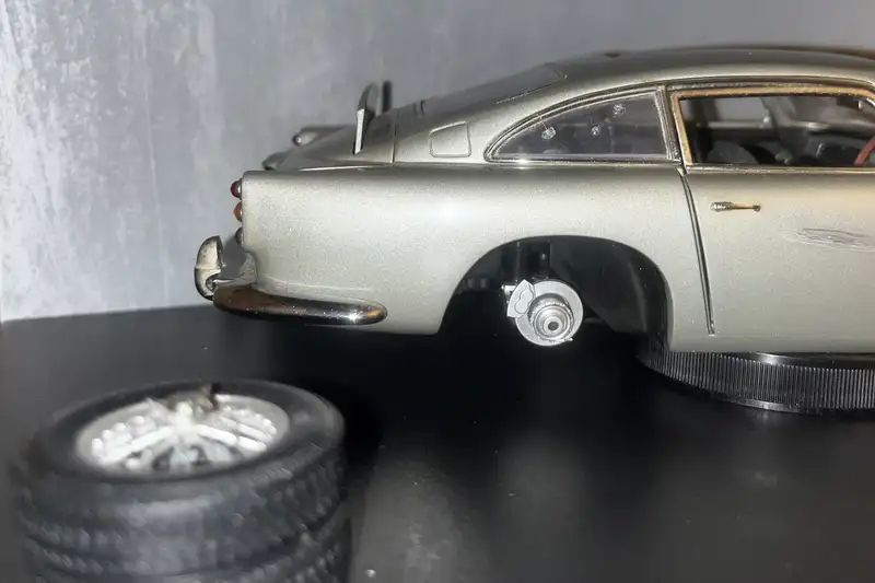 James Bond Aston Martin DB5 1/18 Diorama - Q Branch*-For Sale