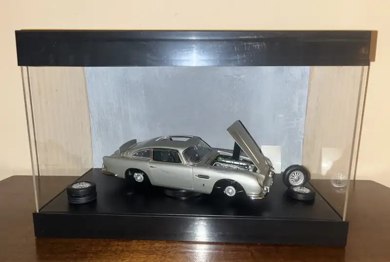 James Bond Aston Martin DB5 1/18 Diorama - Q Branch*-For Sale