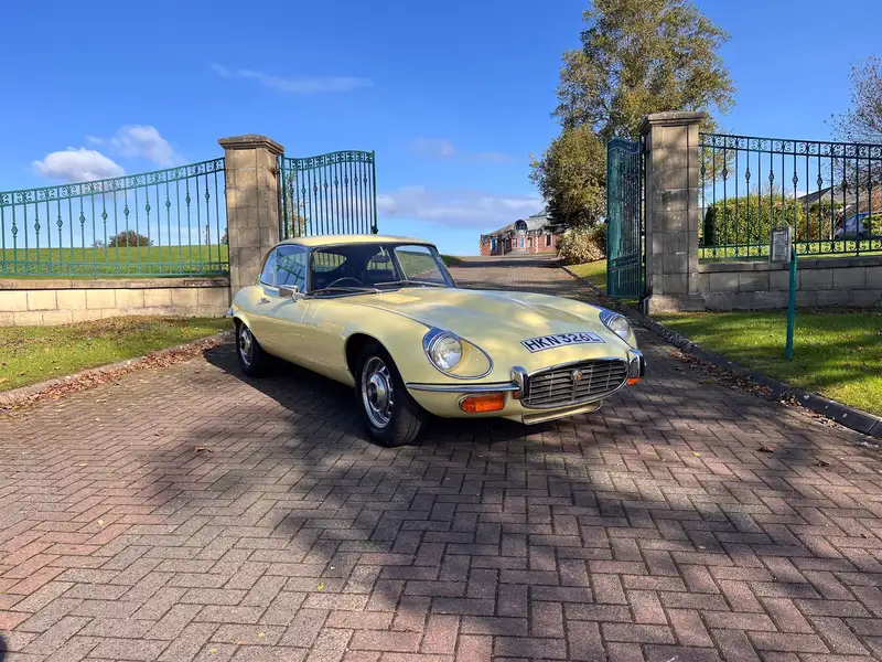 Jaguar E-Type V12 Coupé Jaune Primrose – Modèle 1:43 Oxford Diecast – Neuf En Boîte