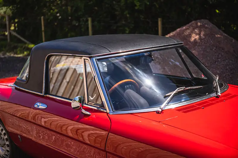 1975 Alfa Romeo 2000 Spider Veloce-Sold