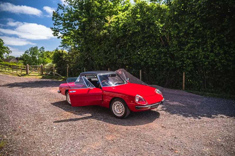 1975 Alfa Romeo 2000 Spider Veloce-Sold