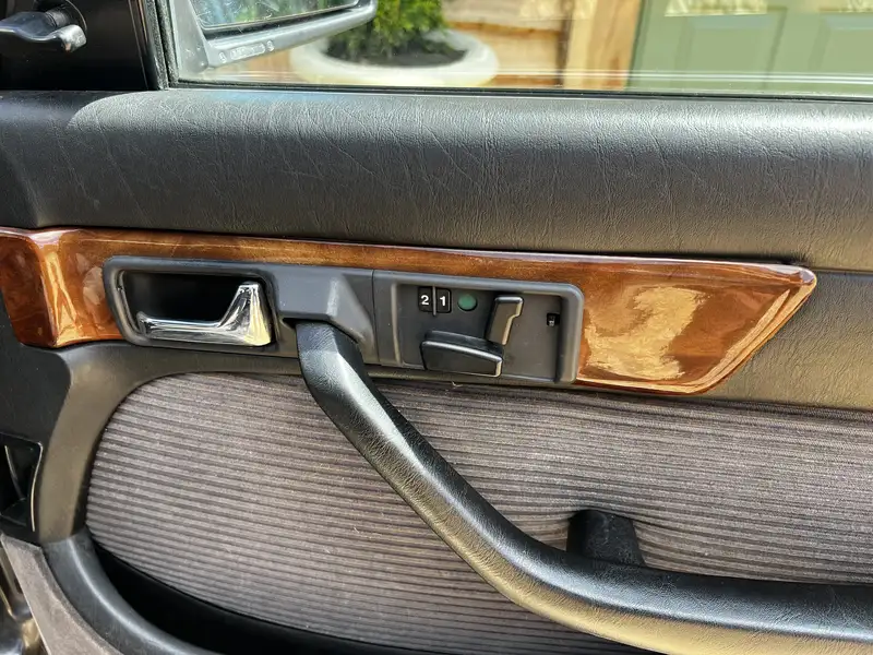 1986 Mercedes-Benz 560 SEL (W126)-For Sale