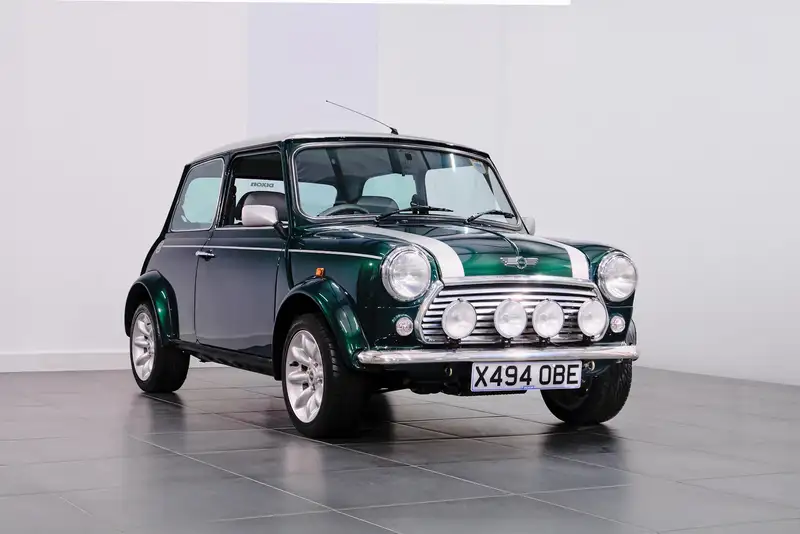 イギリス　ヴィンテージ　アイアンミラー　グリーン Iconic Auctioneers | 2000 Mini Cooper Sport - 60 Miles from New-Sold
