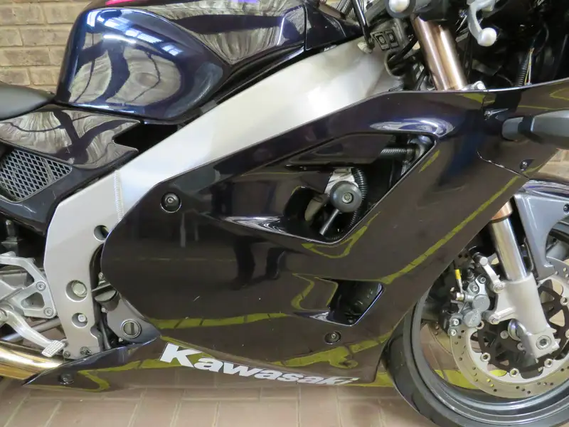 ヤンピー着用メルカリ内1点 Ｌ　pedestal DABbrrrsos Iconic Auctioneers | 2001 Kawasaki ZXR400-L9 398cc-Sold