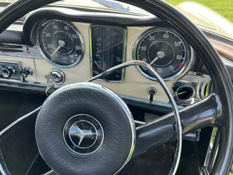 1967 Mercedes-Benz 250SL Pagoda (W113)-Sold