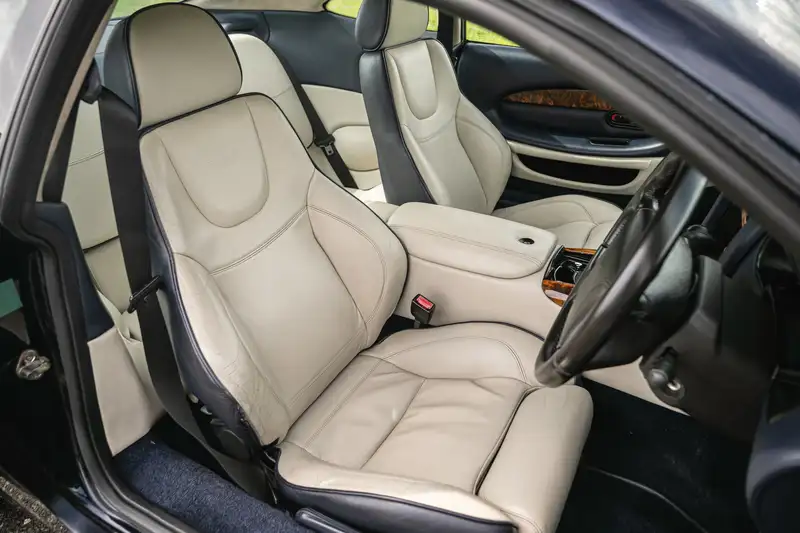 2001 Aston Martin DB7 Vantage V12 Coupé-Sold