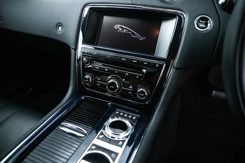 2013 Jaguar XJ 2.0 i4 Premium Luxury LWB - 250 miles from ne-For Sale